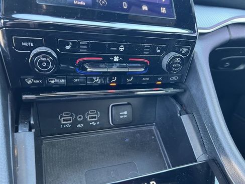 Used 2025 Jeep Grand Cherokee Altitude AWD/4WD image 19
