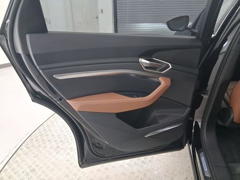 Used 2024 Audi Q8 e-tron Premium Plus w/ Premium Plus Package image 25