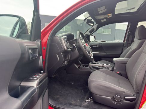 Used 2017 Toyota Tacoma TRD Sport w/ Premium & Technology Package image 11