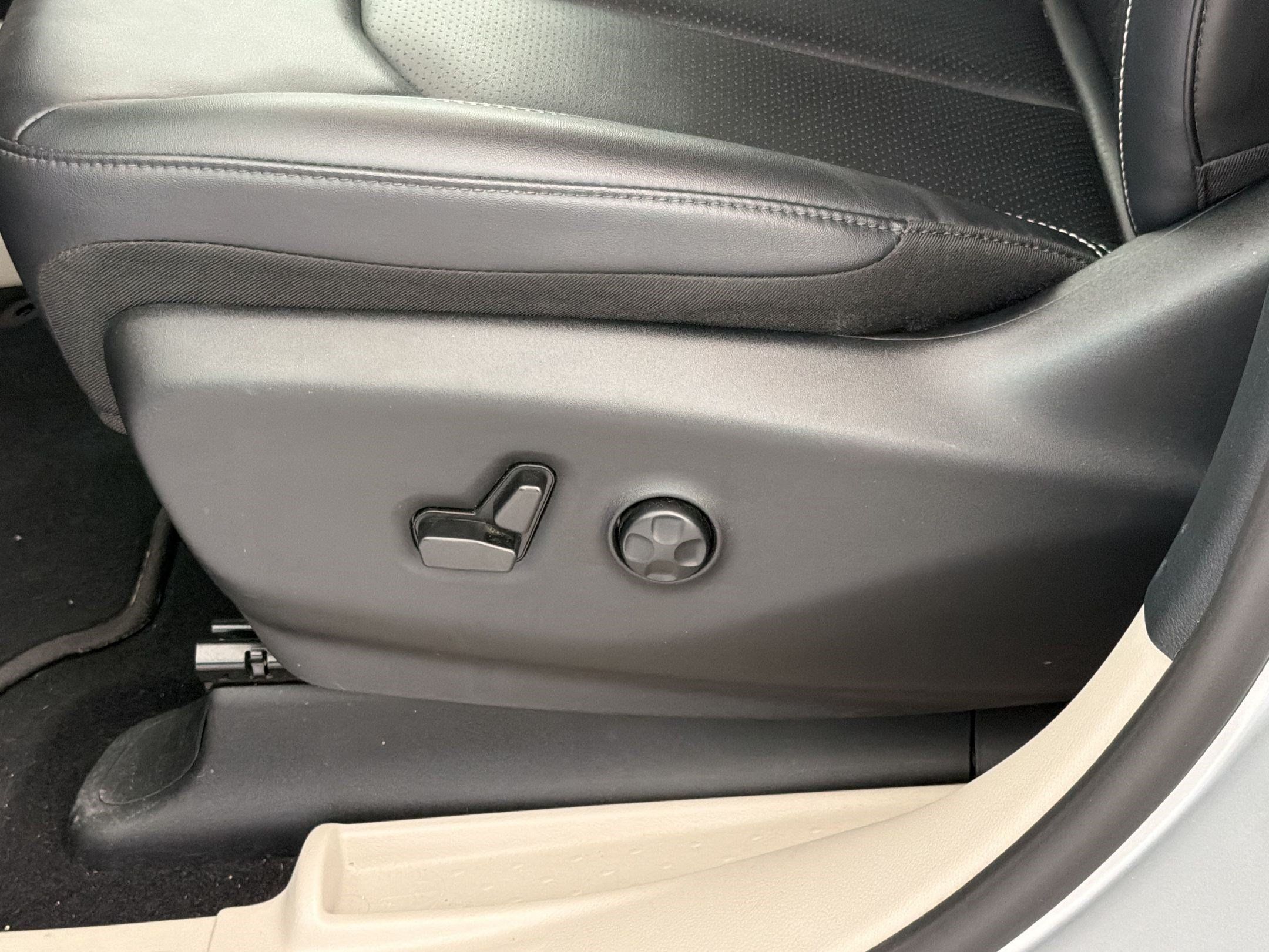 Used 2024 Chrysler Pacifica Touring-L FWD image 13