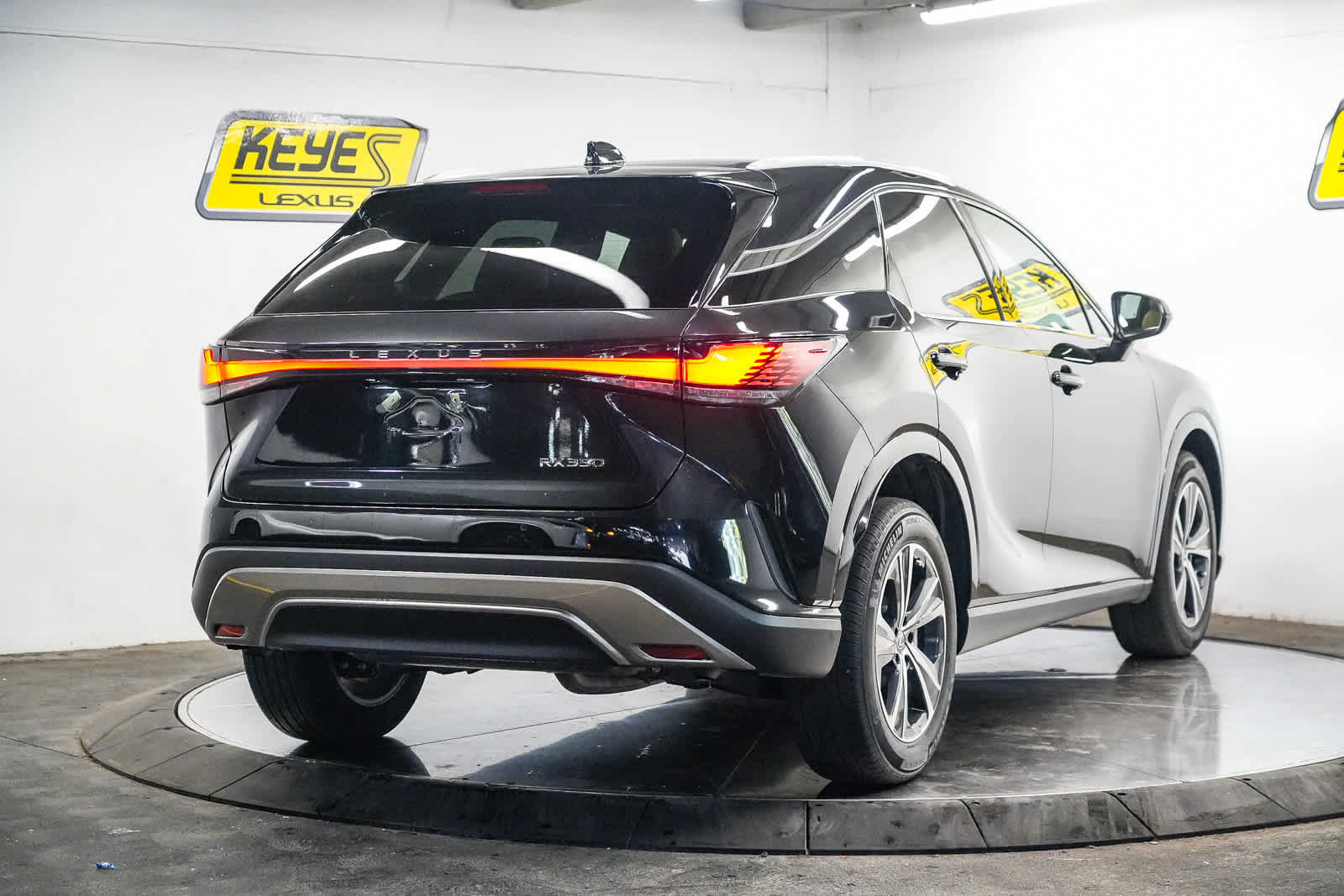 Used 2026 Lexus RX 350 FWD w/ Cold Area Package image 6