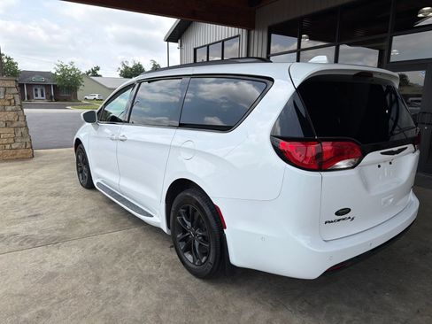 Used 2020 Chrysler Pacifica Touring-L w/ Advanced Safetytec Group AWD/4WD image 18