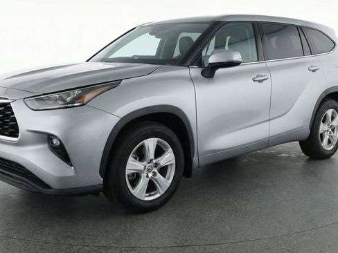 Used 2025 Toyota Highlander LE image 3