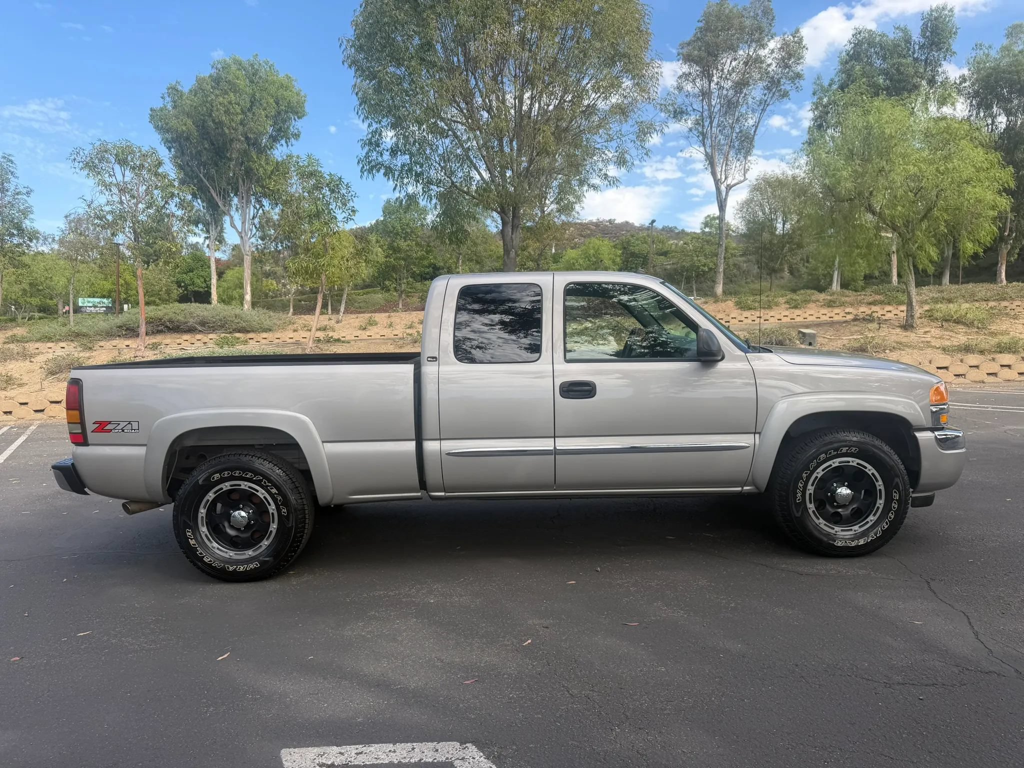 Used 2005 GMC Sierra 1500 SLE w/ Light Duty Power Package AWD/4WD image 6