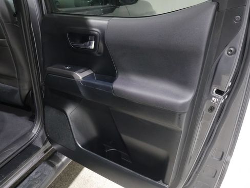 Used 2018 Toyota Tacoma TRD Sport AWD/4WD image 21