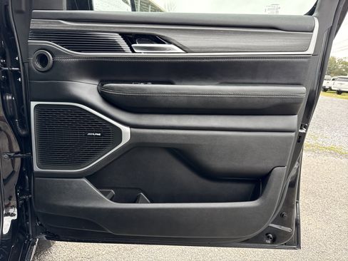 Used 2023 Jeep Wagoneer L Series III w/ Preferred Equipment Group image 32