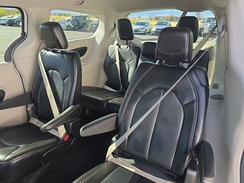 Used 2024 Chrysler Pacifica Touring-L image 13