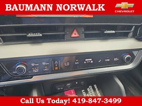 Used 2025 Kia Sportage EX FWD image 27