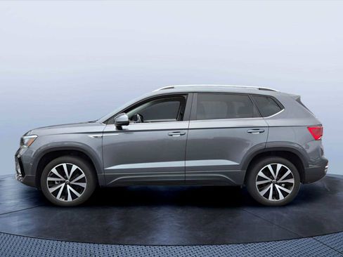 Used 2024 Volkswagen Taos SE w/ Panoramic Sunroof Package image 6