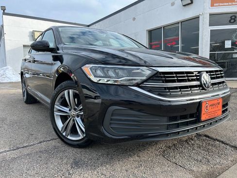 Used 2024 Volkswagen Jetta SE image 1