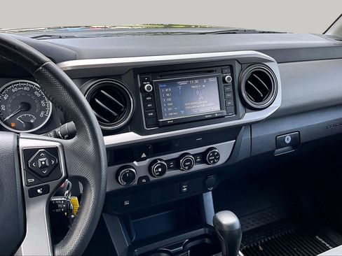 Used 2017 Toyota Tacoma SR5 w/ Tow Package AWD/4WD image 7