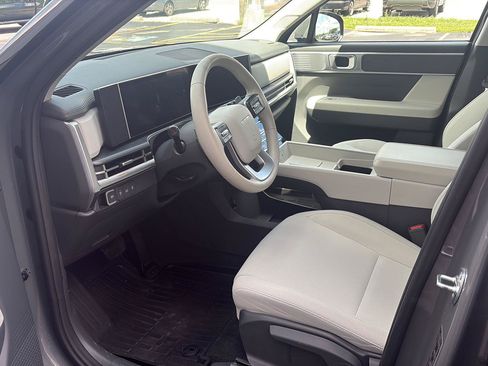 Used 2025 Hyundai Santa Fe SE AWD/4WD image 5