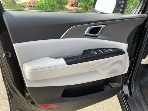 Used 2022 Kia Carnival LX image 17