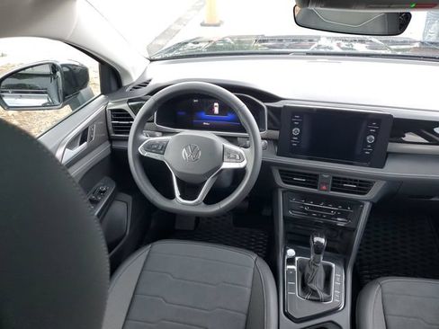 Certified 2025 Volkswagen Taos SE FWD image 5