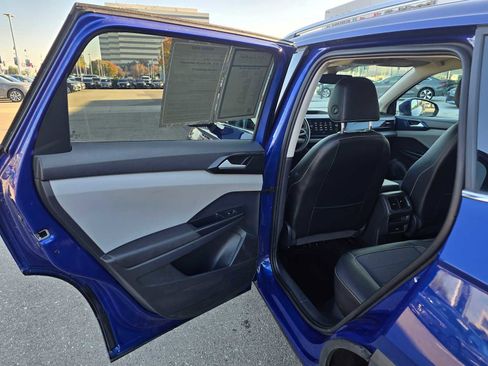 Used 2022 Volkswagen Taos SE w/ Panoramic Sunroof Package image 17