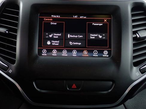 Used 2019 Jeep Cherokee Latitude Plus w/ Cold Weather Group AWD/4WD image 18