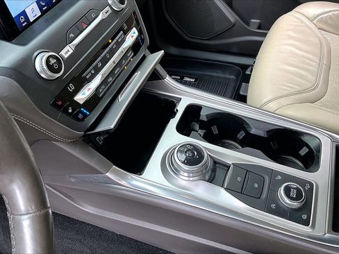 Used 2020 Ford Explorer Platinum w/ Premium Technology Package image 15