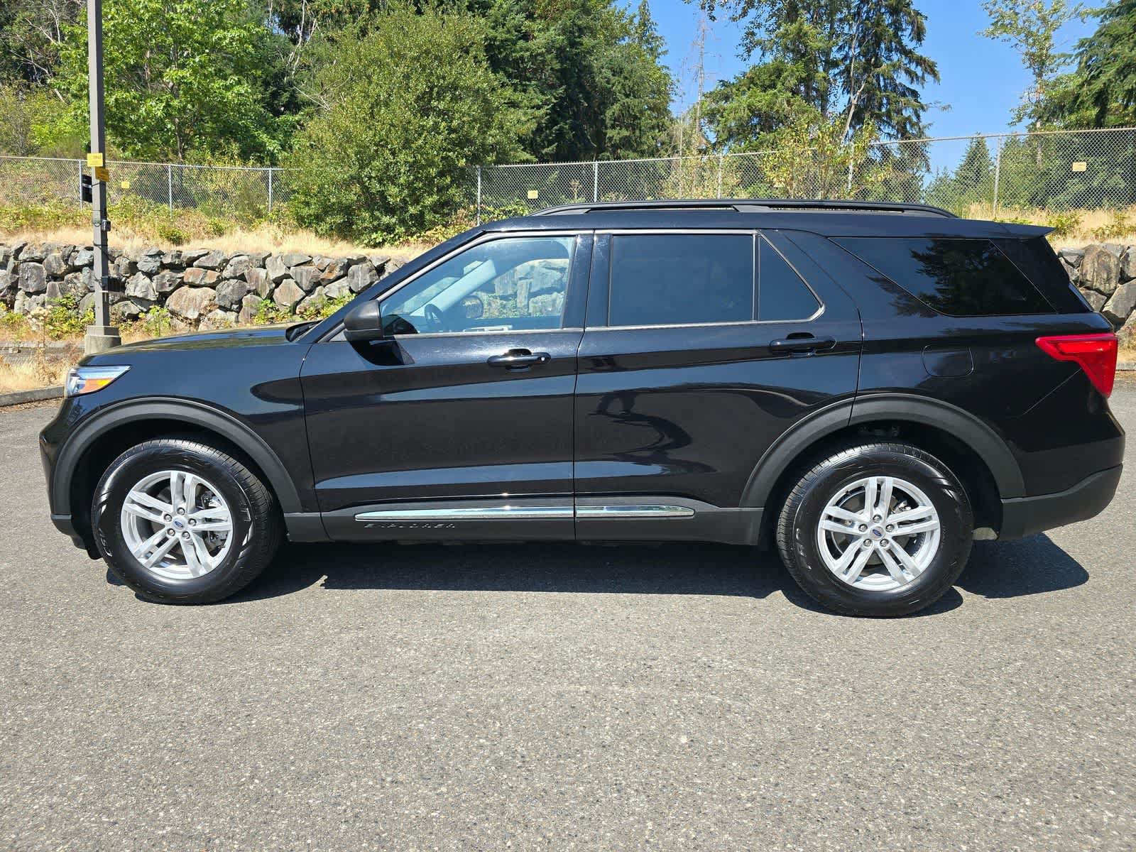 Used 2021 Ford Explorer XLT w/ Equipment Group 202A AWD/4WD image 3