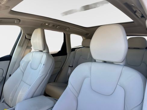 Certified 2023 Volvo XC60 B5 Plus w/ Climate Package image 19