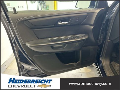 Used 2017 Chevrolet Traverse LT w/ Style and Technology Package FWD image 10