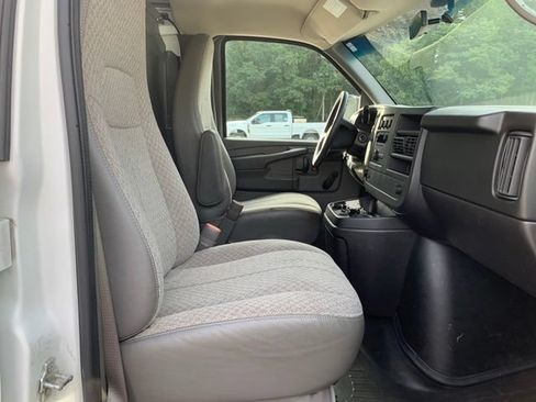 Used 2011 Chevrolet Express 2500 RWD image 19