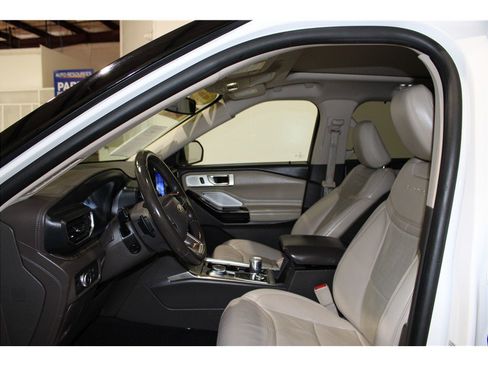 Used 2020 Ford Explorer Platinum w/ Premium Technology Package image 11