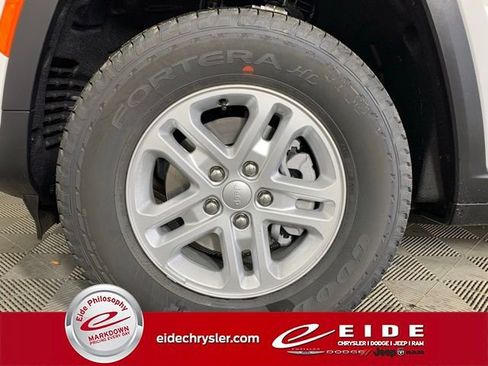 New 2025 Jeep Grand Cherokee Laredo w/ Luxury Tech Group I image 8