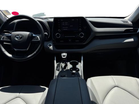 Used 2022 Toyota Highlander XLE FWD image 12