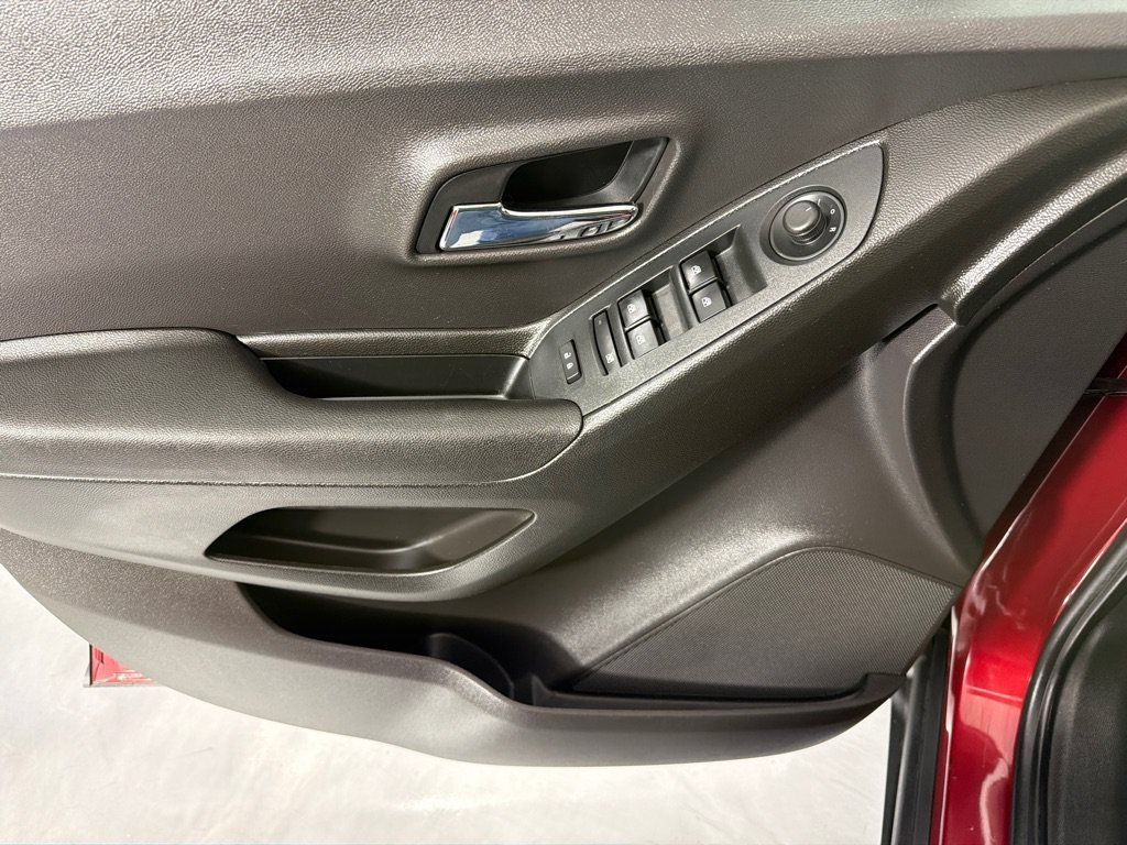 Used 2018 Chevrolet Trax LT FWD image 11