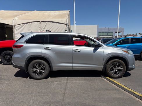 Used 2018 Toyota Highlander LE w/ Carpet Mat Package (TMS) AWD/4WD image 2