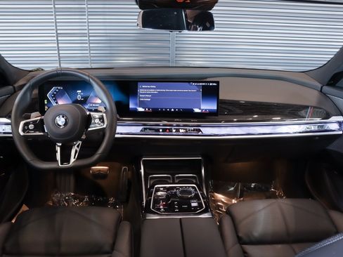 Used 2025 BMW 740i w/ Premium Package RWD image 7