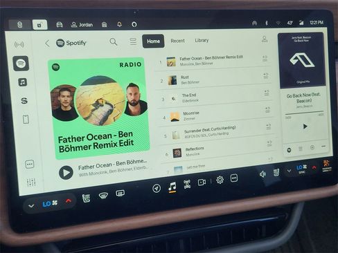 Used 2025 Rivian R1S Premium image 14