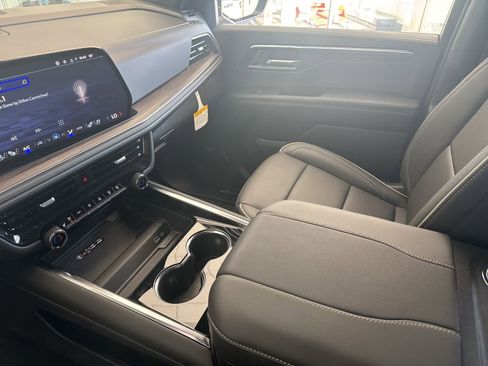 New 2025 Chevrolet Suburban Premier image 31