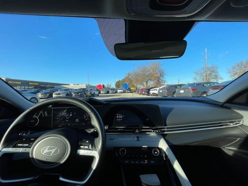 Used 2025 Hyundai Elantra Limited image 32