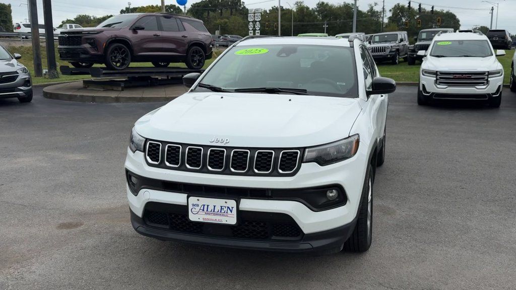 Used 2025 Jeep Compass Latitude w/ Sun & Sound Group AWD/4WD image 2