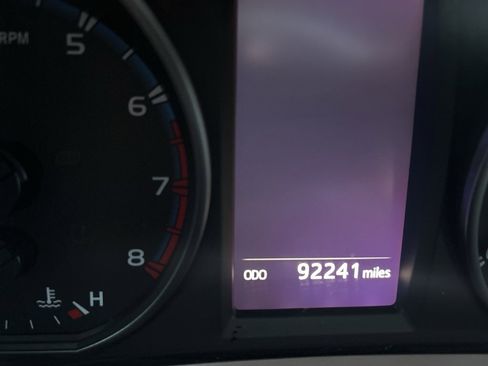 Used 2018 Toyota RAV4 LE image 9