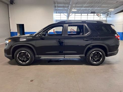 Used 2025 Honda Pilot TrailSport image 5