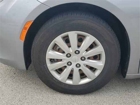 Used 2019 Chrysler Pacifica L image 7