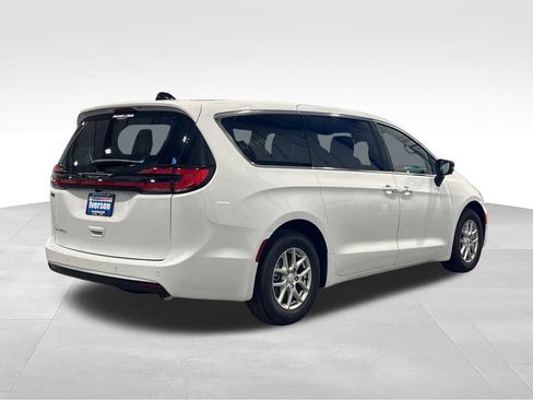 New 2027 Chrysler Pacifica Select FWD image 7