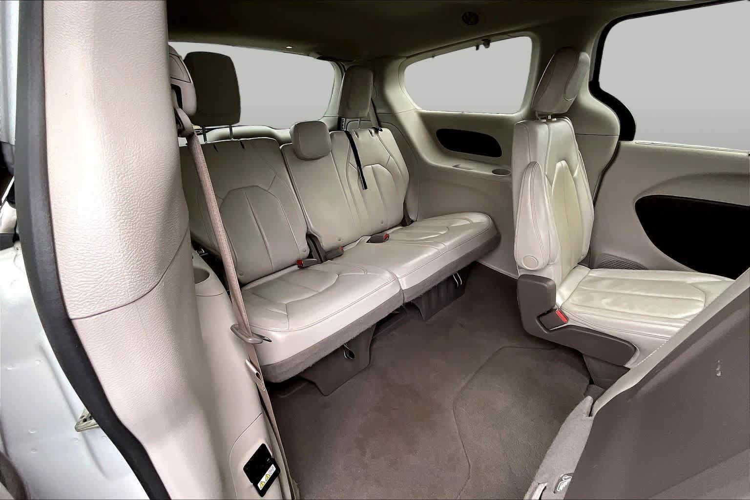 Used 2020 Chrysler Pacifica Touring-L Plus w/ Tire & Wheel Group FWD image 18