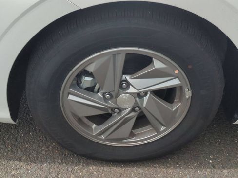 Certified 2025 Hyundai Elantra SE FWD image 9