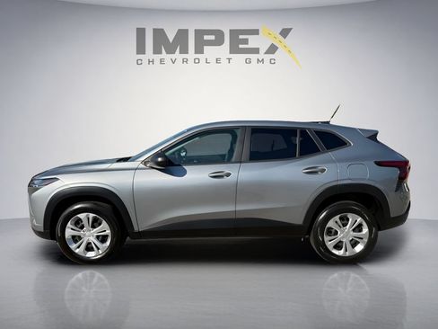 Used 2024 Chevrolet Trax LS w/ Driver Confidence Package FWD image 2