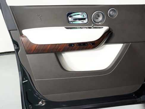 Used 2023 Rolls-Royce Cullinan w/ Cullinan Package image 46