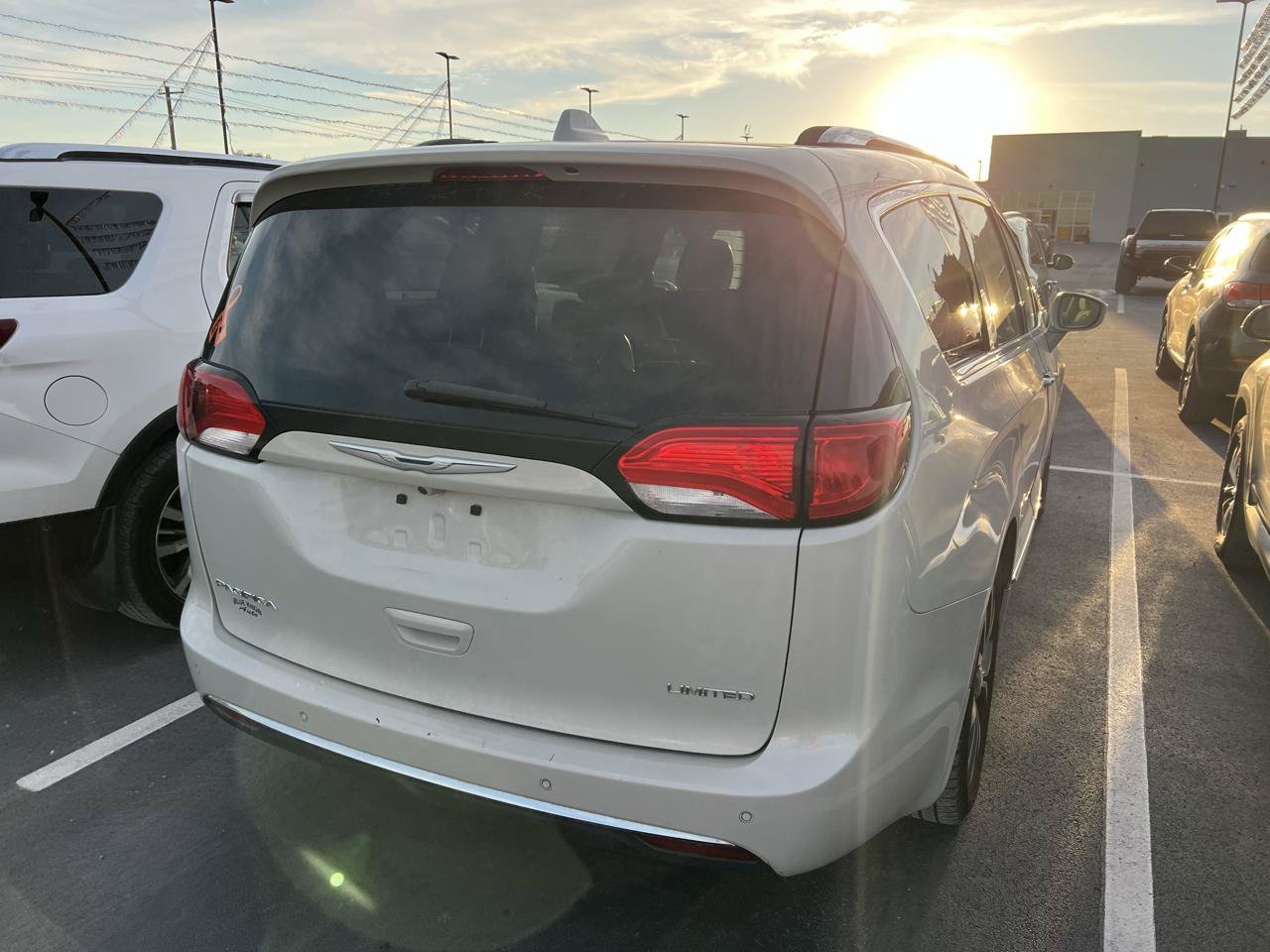 Used 2017 Chrysler Pacifica Limited FWD image 4