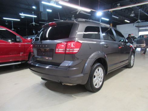 Used 2019 Dodge Journey SE image 3
