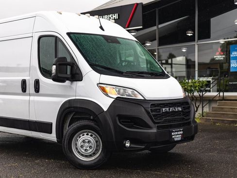 Used 2025 RAM ProMaster 2500 w/ Convenience Group FWD image 3