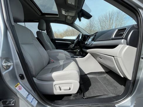 Used 2019 Toyota Highlander XLE image 22