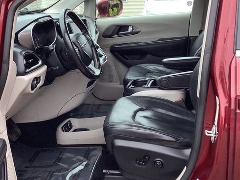 Used 2020 Chrysler Pacifica Touring-L image 10