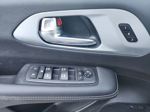 New 2026 Chrysler Pacifica Limited w/ Uconnect Theater Family Group image 17