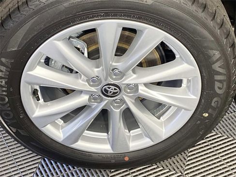 Used 2025 Toyota Corolla LE image 28